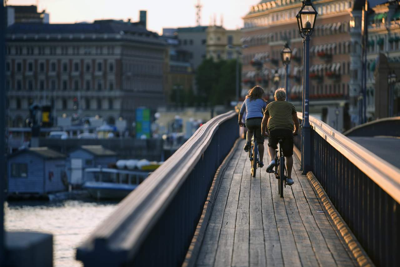 Two people biking in Stockholm